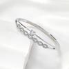 Bracciale Cerchio Intarsiato con Diamanti a Forma di 8 Incrociato - Gioiello Versatile, Creativo ed Elegante