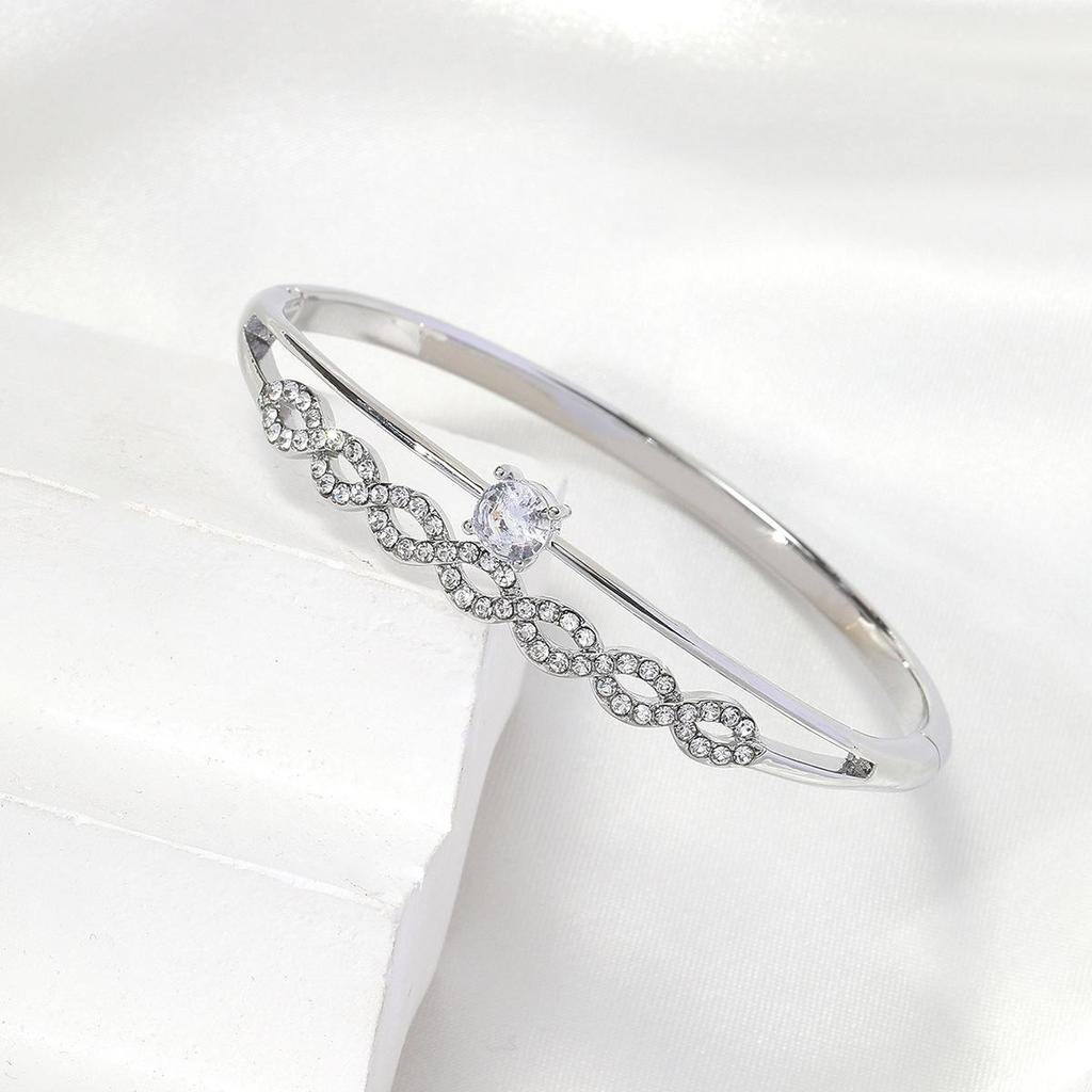 Bracciale Cerchio Intarsiato con Diamanti a Forma di 8 Incrociato - Gioiello Versatile, Creativo ed Elegante