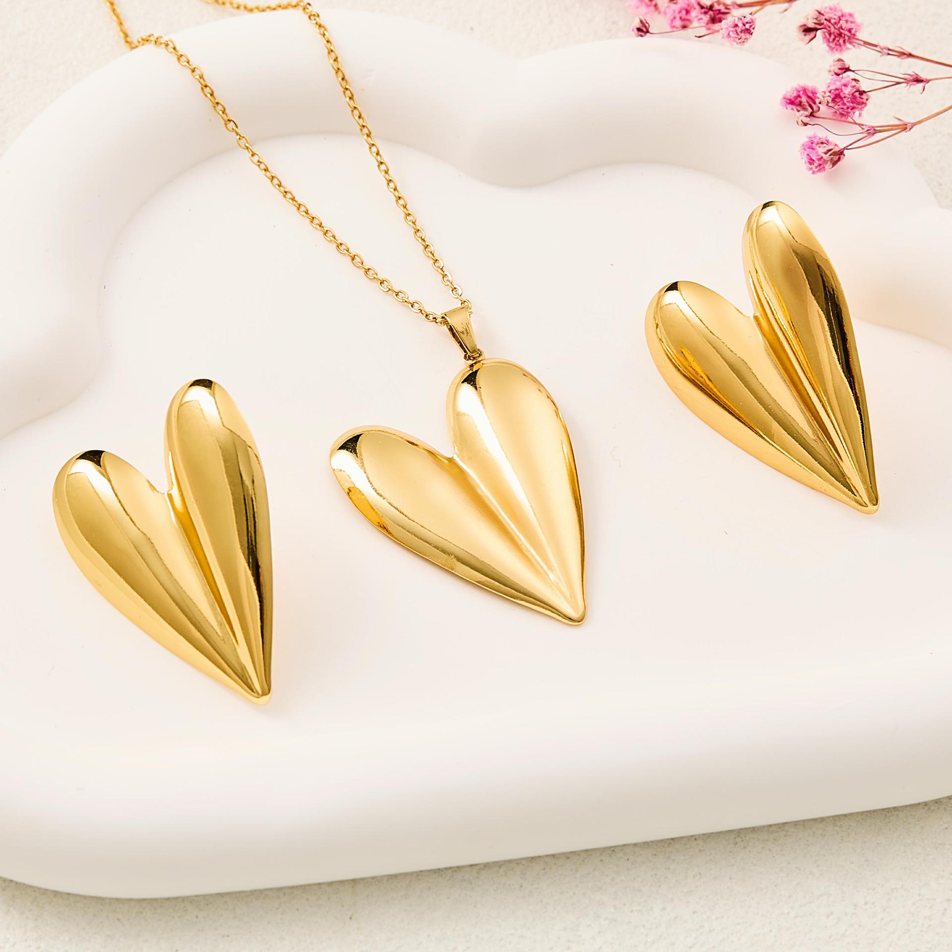 

Elegant Women s Luxury Heart Pendant Necklace Set - Stainless Steel Chain