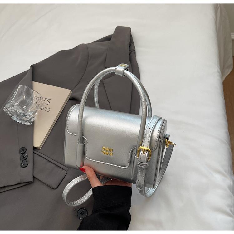 

Hand bag women s 2025 new high-end fashion popular fashion small square bag simple shoulder messenger bag tide серебряный