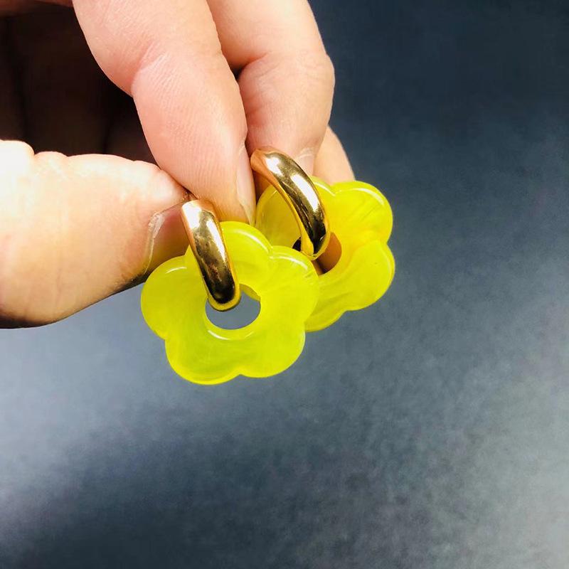 European and American Cartoon Resin Flower Copper Earrings - Cute and Fashionable Flower Hoops.