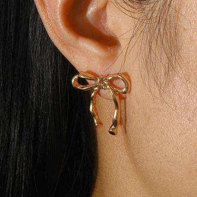 Brincos de Tarraxa com Laço Vazado de Borboleta para Mulheres - Design Simples e Retrô