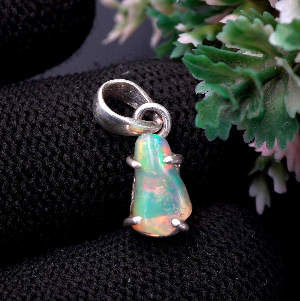 Pingente de Opala Etíope Bruta em Prata 925 - Joia de Pedra Preciosa para Amantes da Natureza