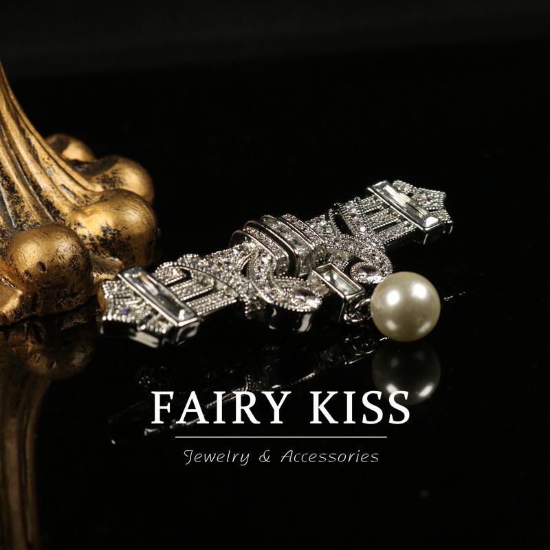 Exquisite Light Luxury Rhinestone Brooch for Women s Coat белый