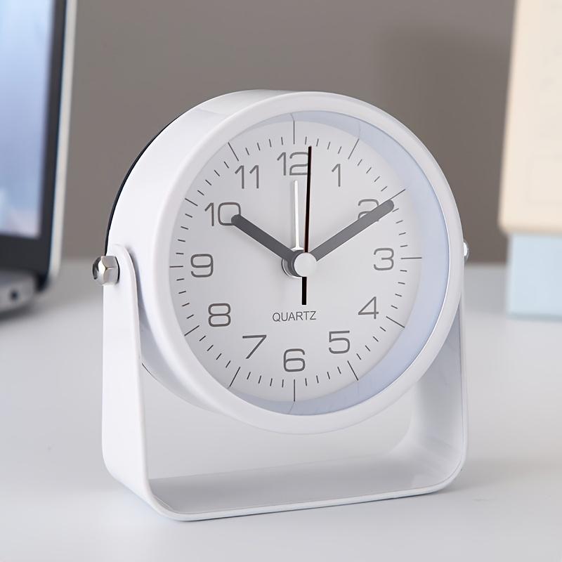 

Small Analog Alarm Clocks, Battery Operated Desk Clock, Cute Table Clock with Light, Adjustable Angle for Travel, Bedside, Bedroom, Youngsters білий