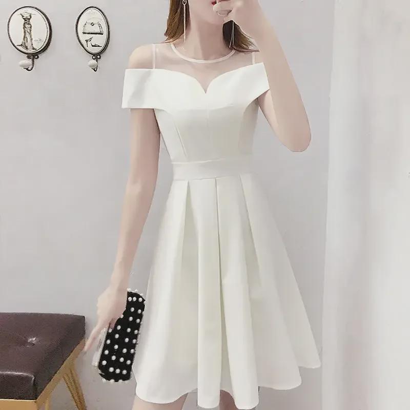 

Женское белое платье А-силуэта на одно плечо - свежее, простое, сдержанное - стройнящая средняя длина, коллекция Лето 2025 S