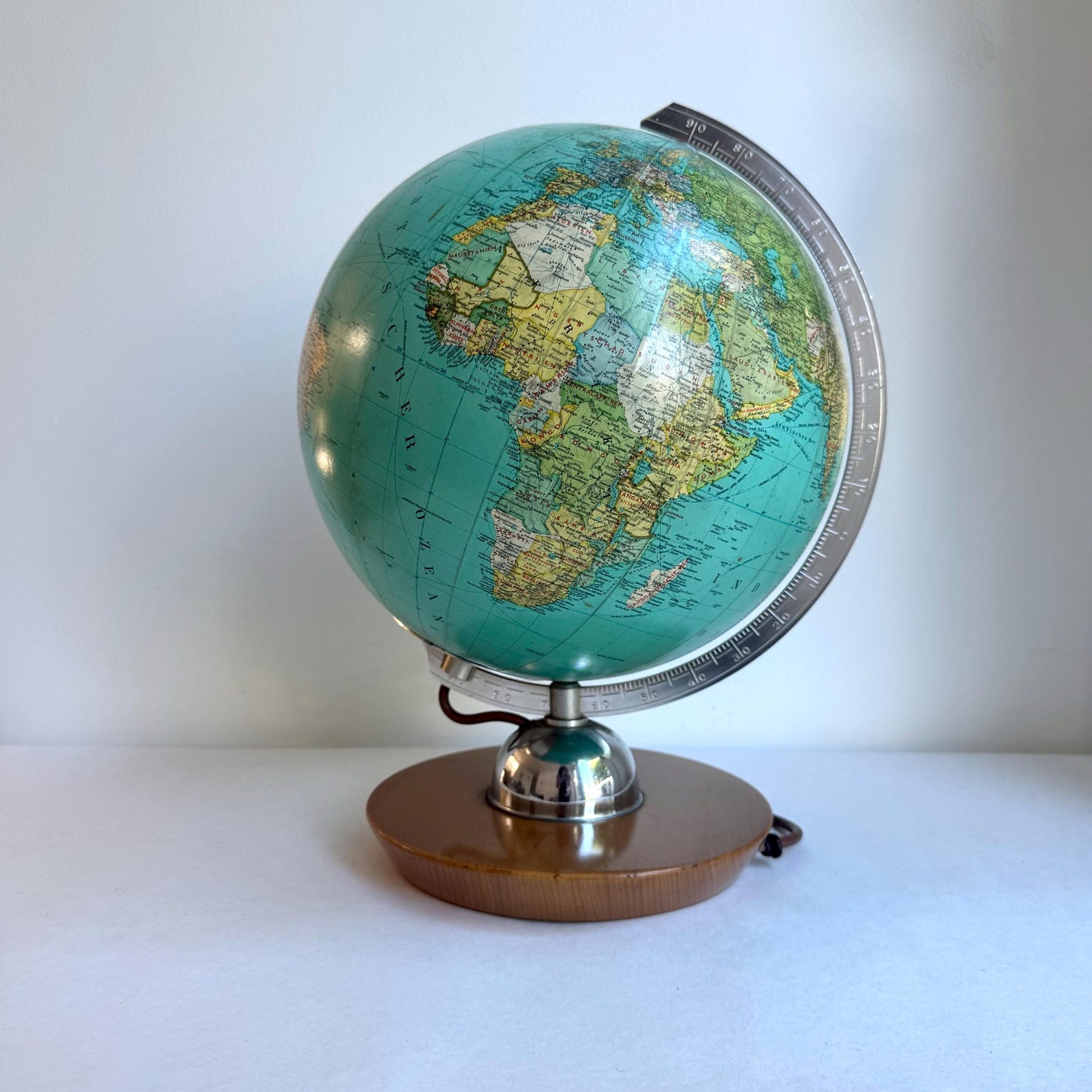 Vintage Illuminated World Globe Table Lamp, Mid-Century Lighted Earth Globe, Retro Desk Decor, Educational Geography Globe, Home Office Ornament