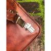Štýlová malá hnedá kožená taška, vintage vyzerajúci kožený messenger, crossbody kabelka s rozmermi 7”x9”, kožená taška v núdzovom stave, Fairtrade taška