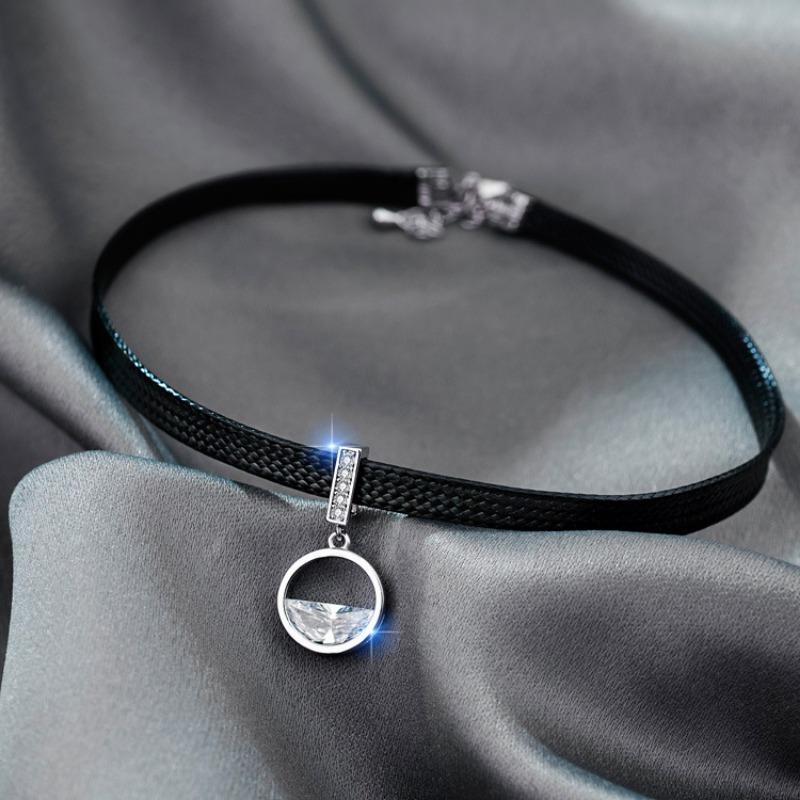 The Crystal Clear Spring Necklace Features A Niche Design, A Collarbone Chain with A Simple and Elegant Style