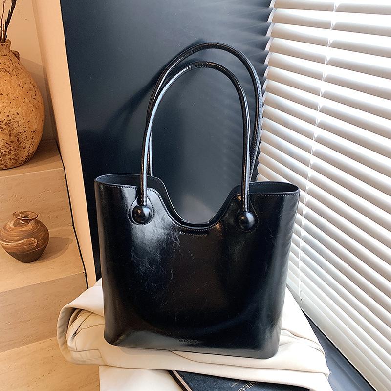

Large-capacity commuter underarm bag women s new spring and summer fashion shoulder bag commuter tote bag to work
