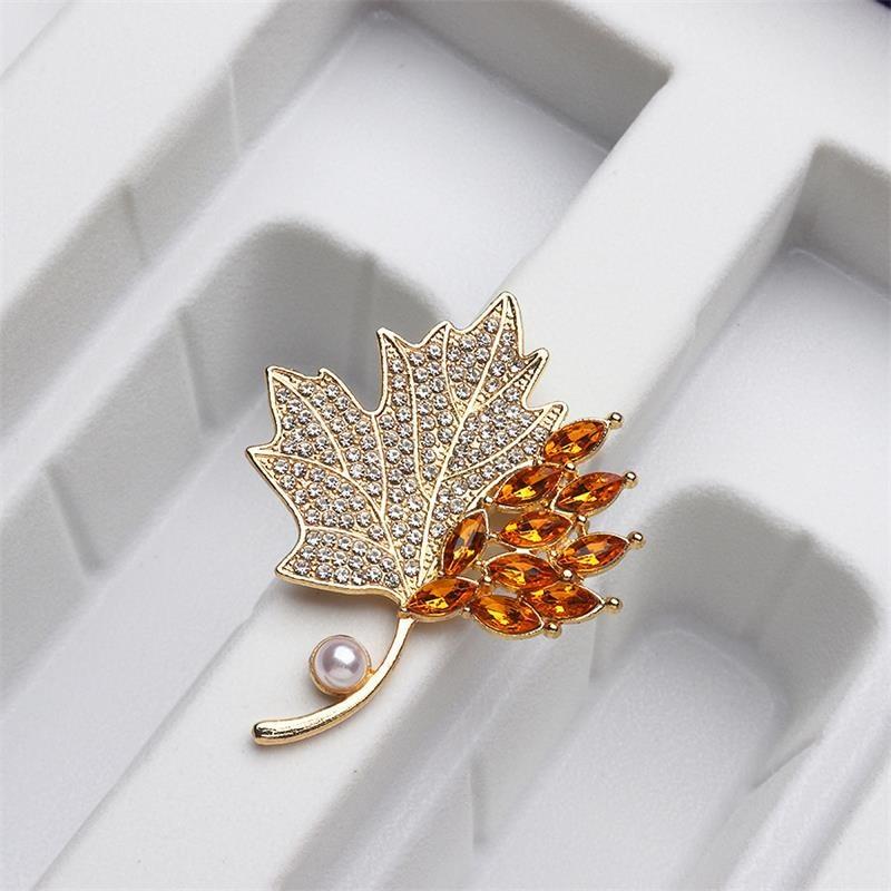 Pearl Alloy Maple Leaf Brooch Chic Pin Women Men Clothing Accessory Jewelry Suit Lapel Corsage  Year Gift