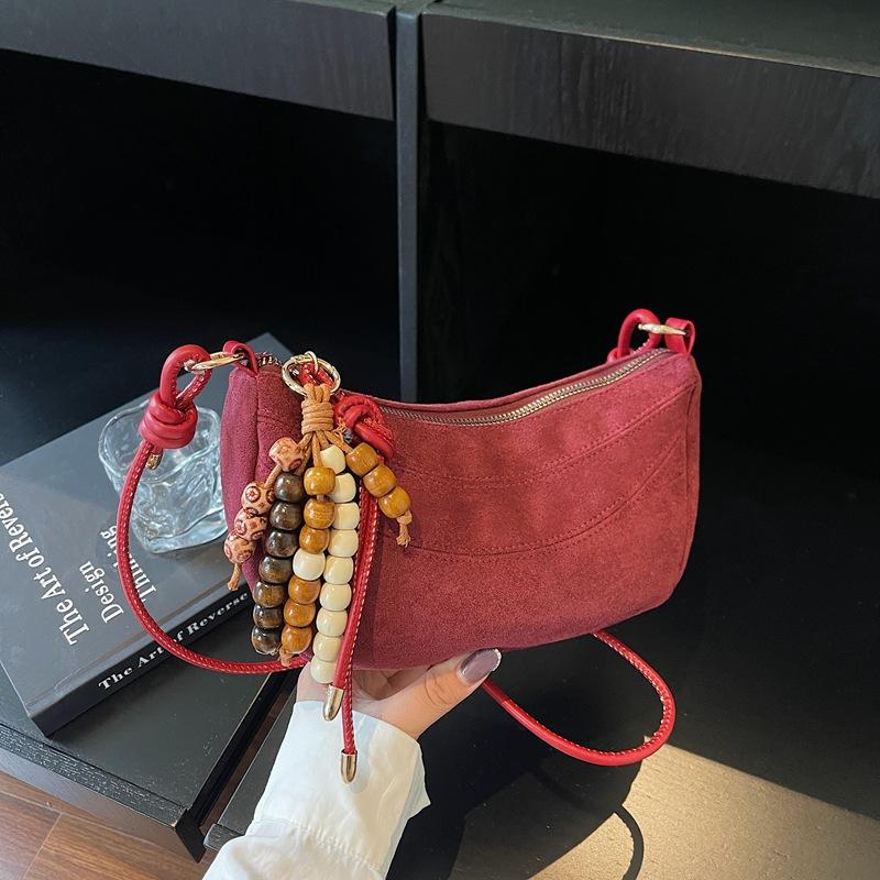 

New women s shoulder crossbody backpack fashion niche design crescent bag fashion trend texture solid color bag красный