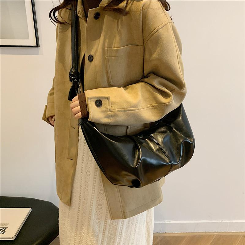 New pleated casual croissant bag women's niche texture retro messenger bag versatile commuter simple shoulder dumpling bag
