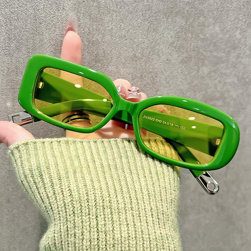 

Ретро маленькие квадратные солнцезащитные очки для мужчин и женщин, с высококлассным видом и стройнящим эффектом для крупных лиц зелёный