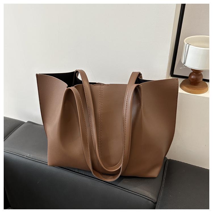 2024 Spring Retro Large Capacity Women's Tote Bag - Fashionable Single Shoulder Handbag for Commuters and Students