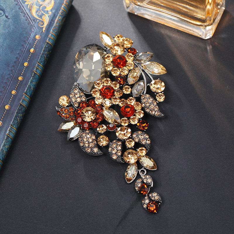 Retro große farbige Schatzbrosche übertrieben Damen High-End-Atmosphäre Kristall vielseitige Anstecknadel Brosche Mantel mit Accessoires