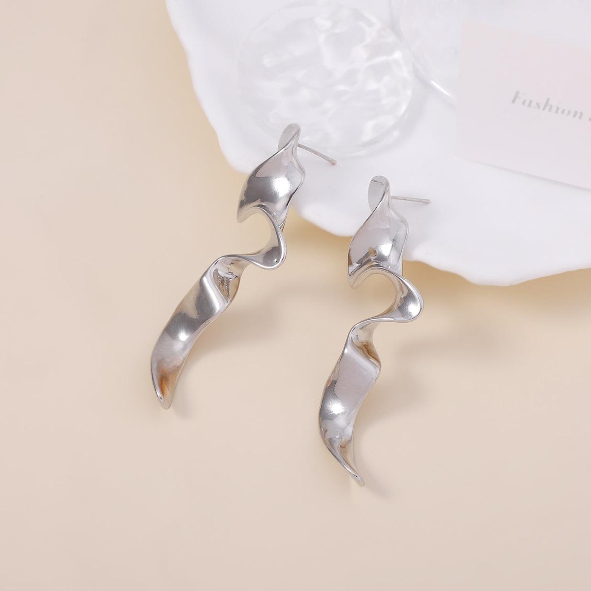 

Преувеличенная, искаженная, неправильная геометрическая форма линии, холодный стиль, длинные серьги-пусеты, элегантный, простой и универсальный стиль