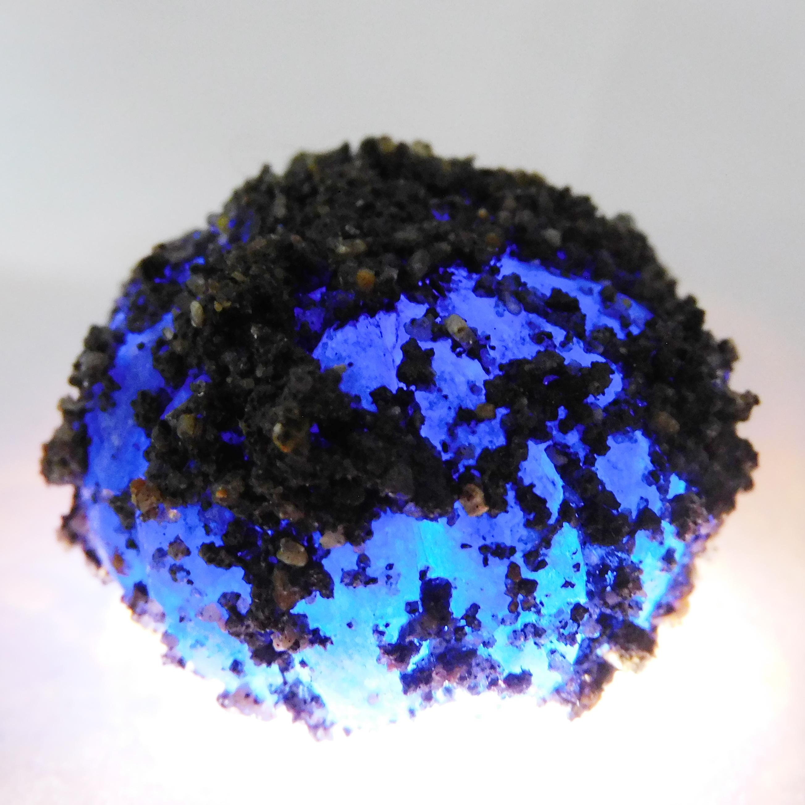 

Natural Round Rough Blue Sapphire 81.55 Ct Loose Gemstones CERTIFIED M-681-Ra 26.4 mm approx синій