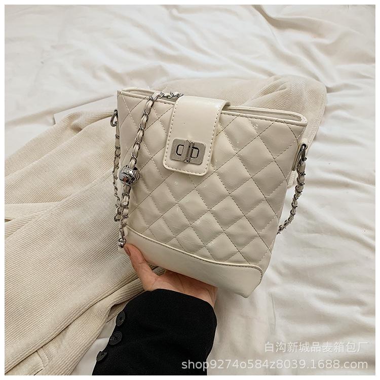 

Korean version of ins bucket small bag women s 2025 new fashion chain diamond plaid crossbody bag retro commuter shoulder bag белый