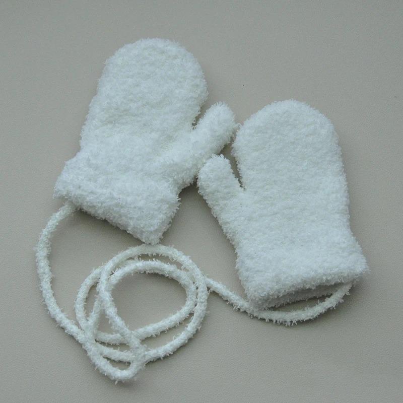 

1-3 года детские зимние утолщенные плюшевые перчатки с веревкой для мальчиков и девочек, новые однотонные бархатные варежки для езды на велосипеде и катания на лыжах Length:13cm Wdith:7cm белый