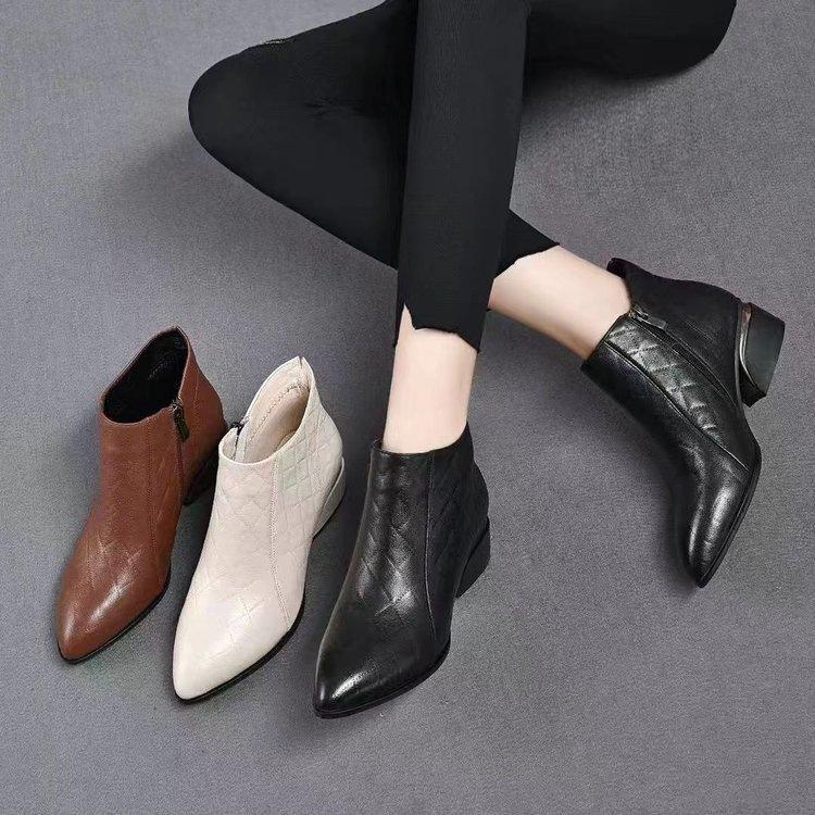 2025 autumn and winter French pointed flat-bottomed short boots new comfortable Martin boots ethnic style soft leather velvet thermal boots women