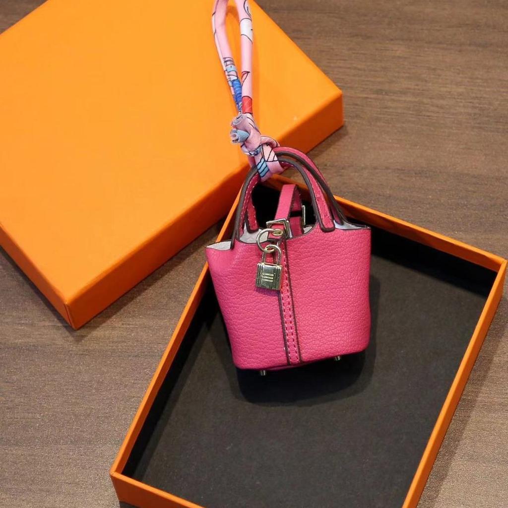 Mini vegetable basket bag pendant high-end leather car keychain earphone bag creative car pendant wholesale