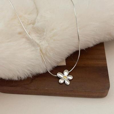 One-point mini flower necklace