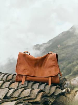 Borsa a tracolla da donna in pelle conciata al vegetale ad alta capacità