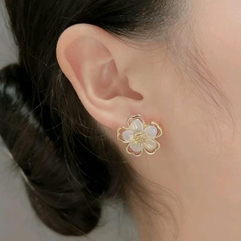 Ethereal Flower Stud Earrings for Women Gold Plated Petal Ear Studs Minimalist Luxury Unique Design Jewelry Girl Gift Accessory