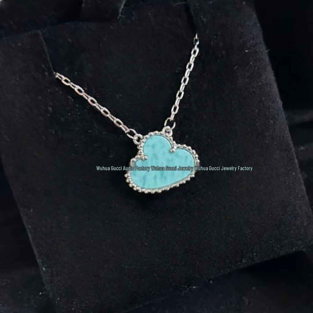 Náhrdelník Van Cleef se čtyřlístkem: Zlatý přívěsek pro ženy s pětilistým designem, bílou perletí, červeným achátem a diamantem.