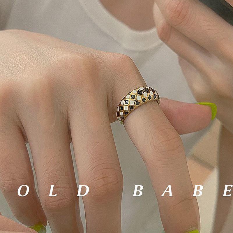 

Нишевый дизайн черно-белое клетчатое открытое кольцо для женщин – простой, ретро, универсальный стиль, вдохновленный европейскими и американскими модными тенденциями Size 8