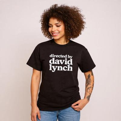 Maglietta Diretta da David Lynch, T-shirt Cinema Surrealista, Regalo per Appassionati di Film d'Avanguardia, Maglietta Estetica Retrò, Abbigliamento per Fan di Film Cult