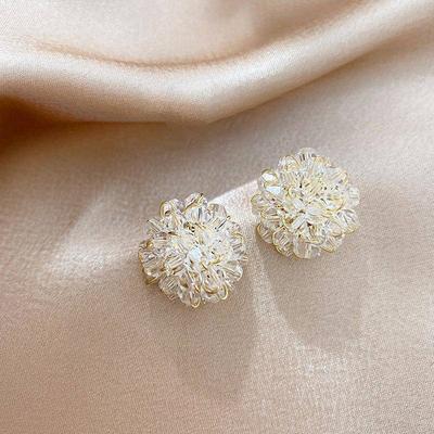 Brincos de Flor de Cristal, Design Romântico Tecido à Mão, Joia Elegante para Mulheres, Presente Especial ou Acessório de Casamento, 2x2cm