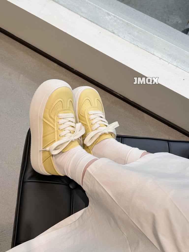 Weiße Lederplateauschuhe Damen 2025 neu runde Spitze Schnürer Sport- und Freizeit-Board-Schuhe, ein Schuh und zwei gelbe trendige