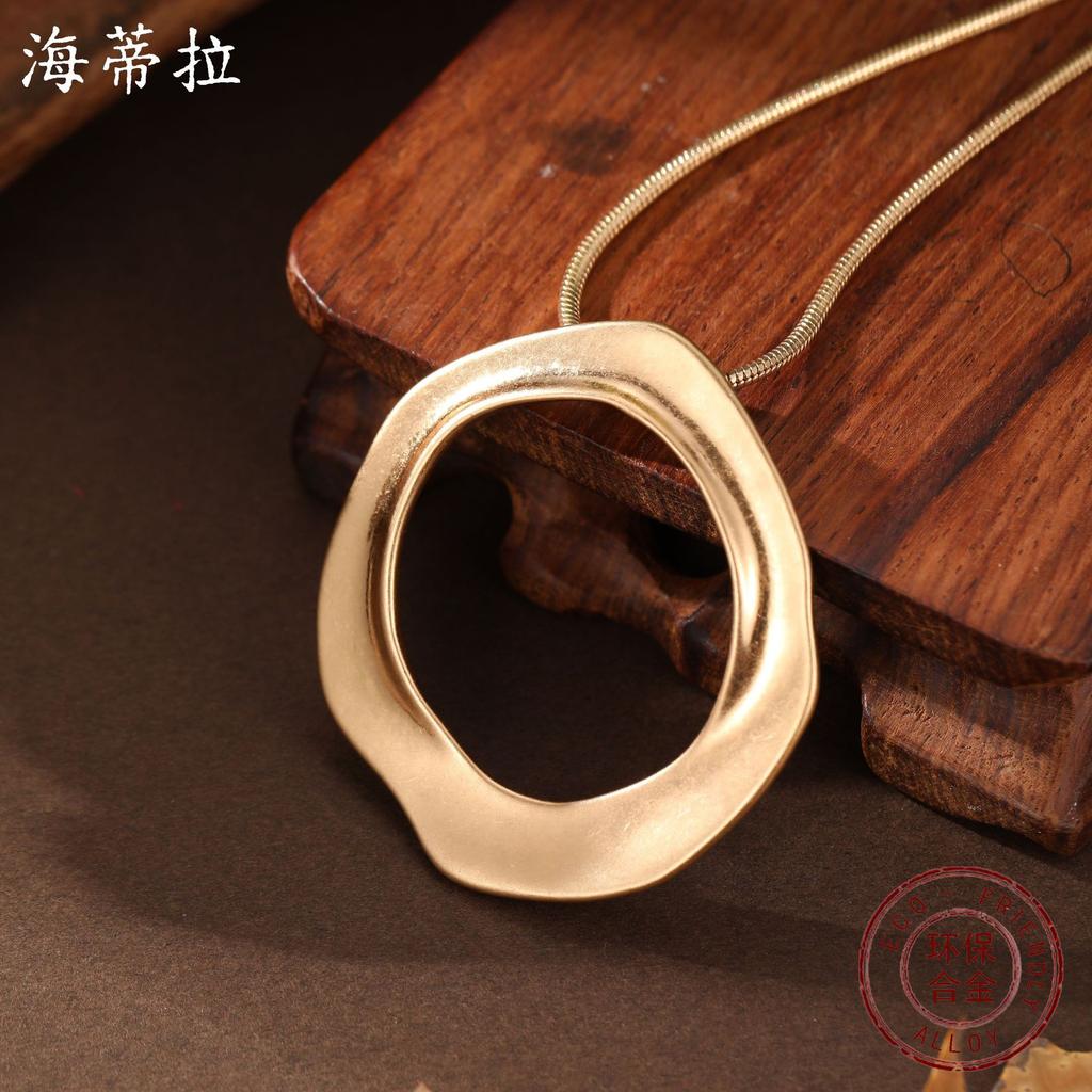Neuer sandfarbener hohler Ring Schlangenknochenkettenanhänger, Damenmode vielseitige geometrische Ring Halskette