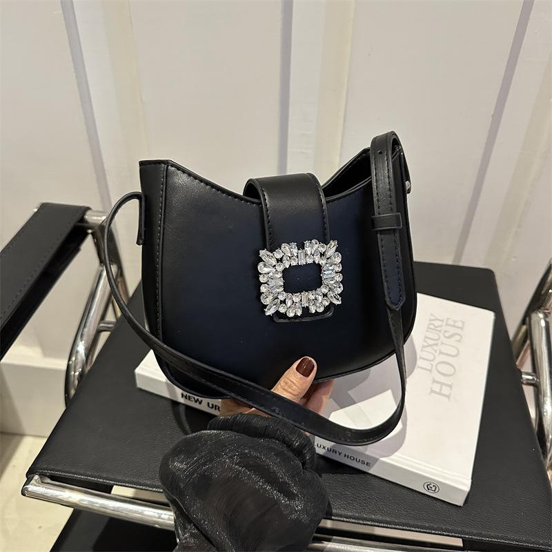 

Маленькая свежая и модная нишевая сумка через плечо с замком, инкрустированным бриллиантами, 2024 новая весенняя популярная однотонная женская маленькая квадратная сумка чёрный