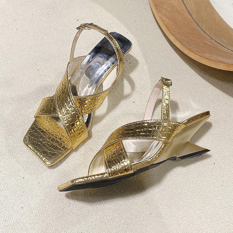 

2025 Большие размеры Босоножки на высоком каблуке Женские летние квадратные с рисунком крокодила Один тип Модные женские классные тапочки 35 золотой