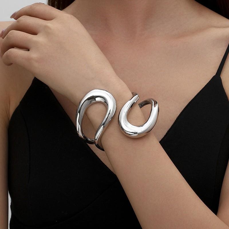 European and American accessories: exaggerated alloy twisted double-layer collar, sweet cool style simple choker bracelet