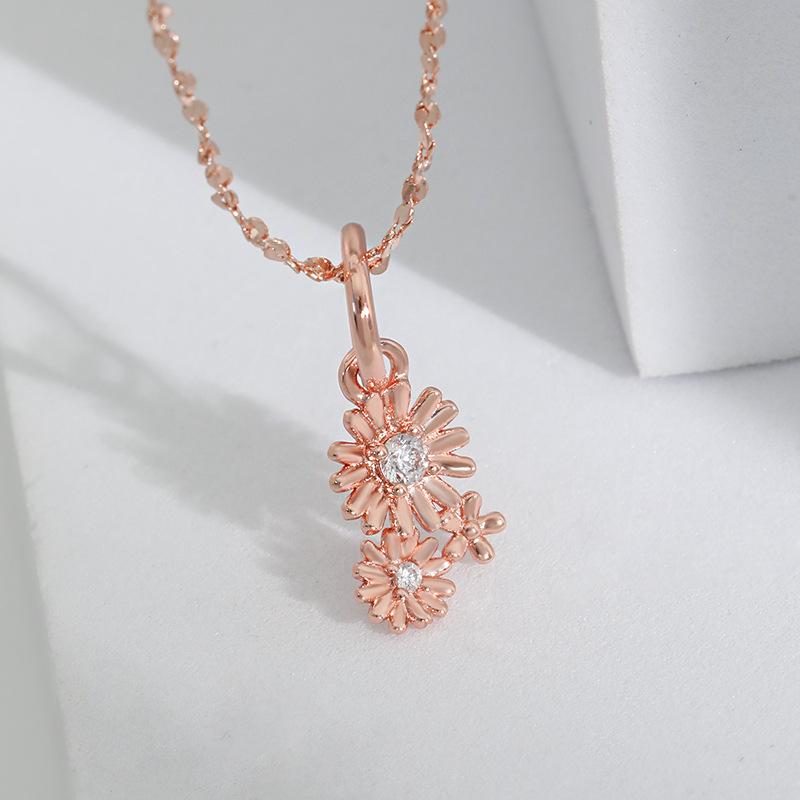 

Оригинальный дизайн, чтобы отправить матери ожерелье из гвоздик, простое нишевое ожерелье из японских и корейских ромашек с бриллиантами