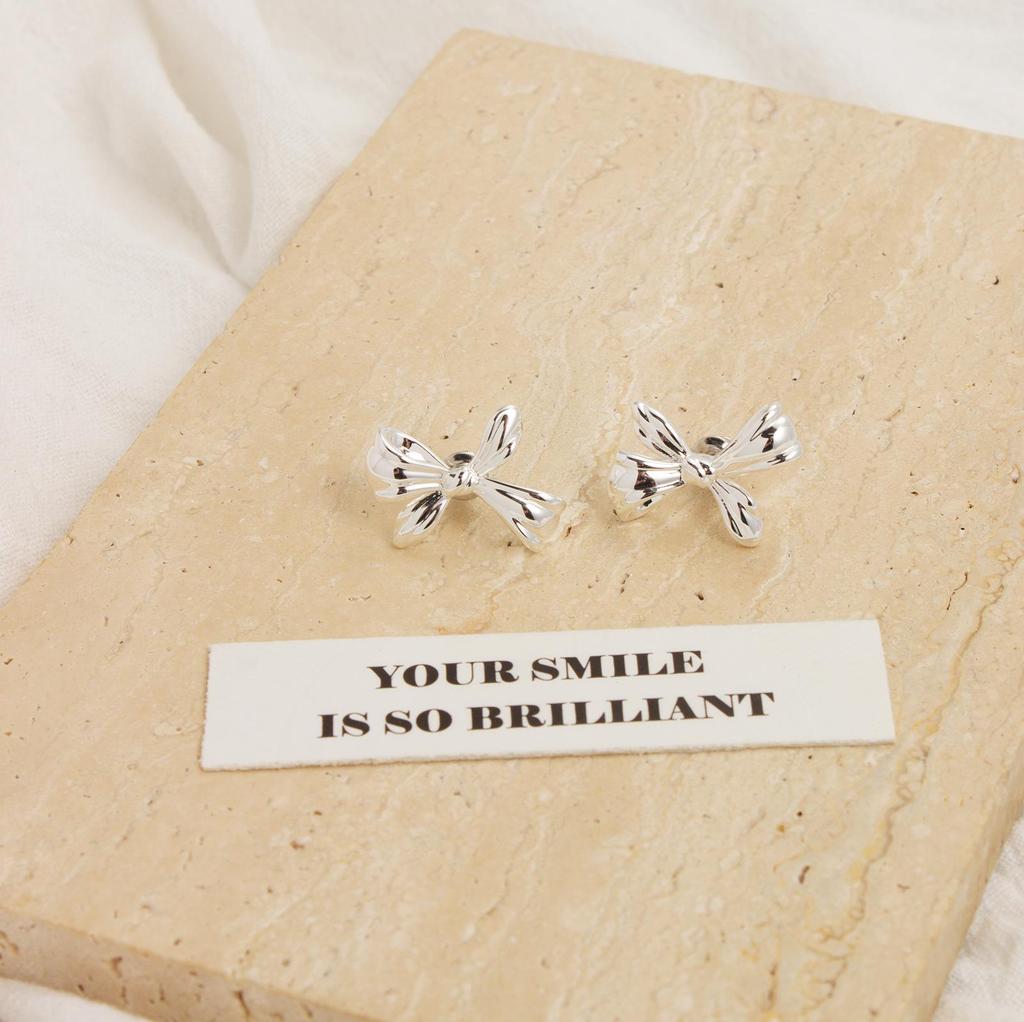 Srebrne i złote kolczyki sztyfty z kokardką o lekkim luksusowym eleganckim designie - Prosty i wszechstronny otwarty pierścionek.