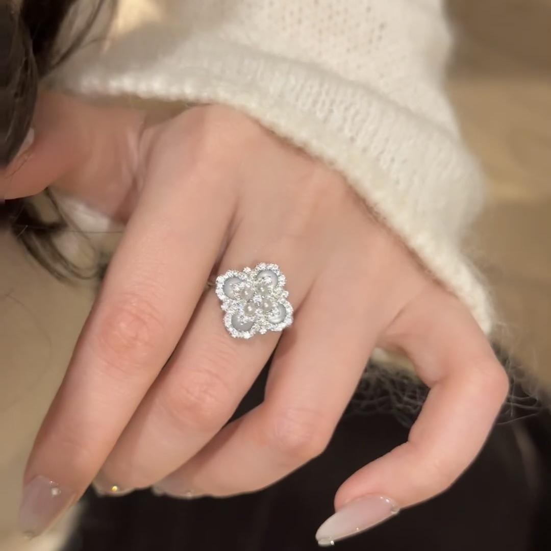 

Легкая роскошь Ретро Национальный тренд Белый опал Жемчуг Четырехлистный клевер Ожерелье Серьги-гвоздики Изысканный темперамент Универсальный набор