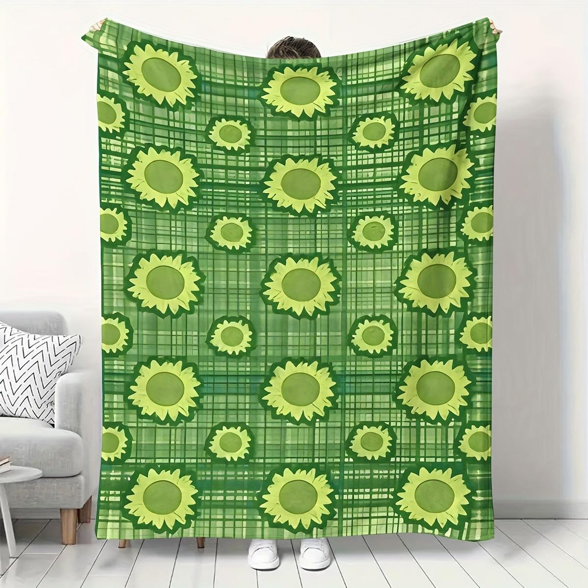 

All-Season Flannel Throw Blanket | Green Floral Geometric Pattern | Ultra-Soft Polyester | Multi-Use for Bed, Sofa & Camping 75x90cm