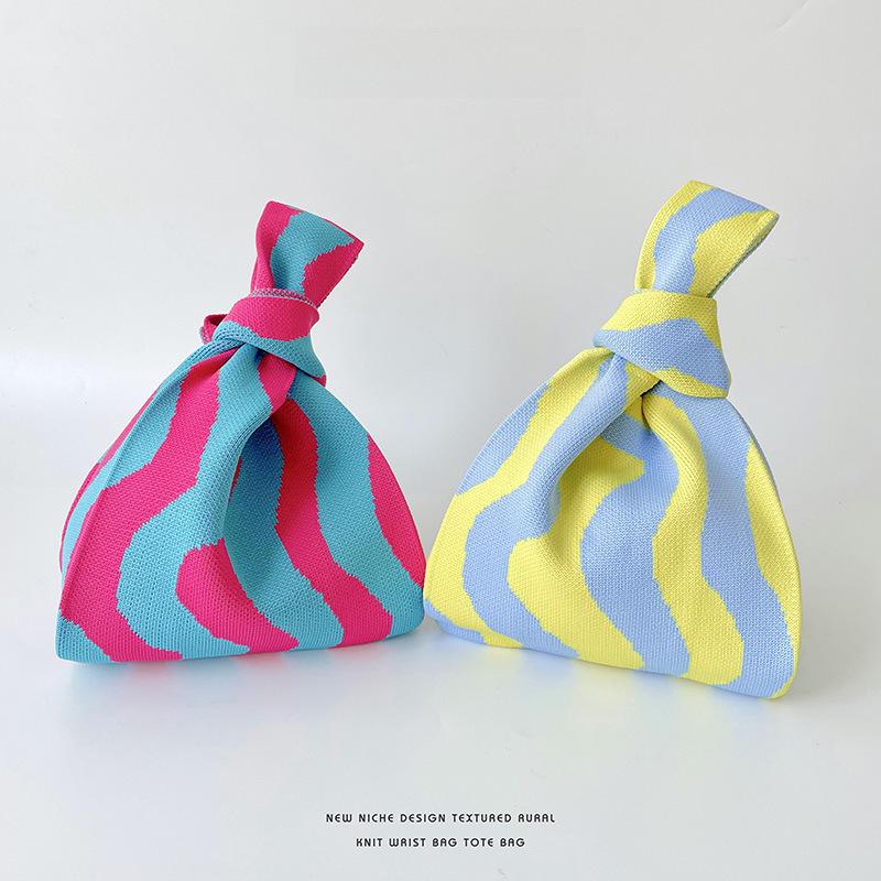 Pletená kabelka přes rameno v barevném kontrastu: Unikátní, Všestranný a Prostorný.