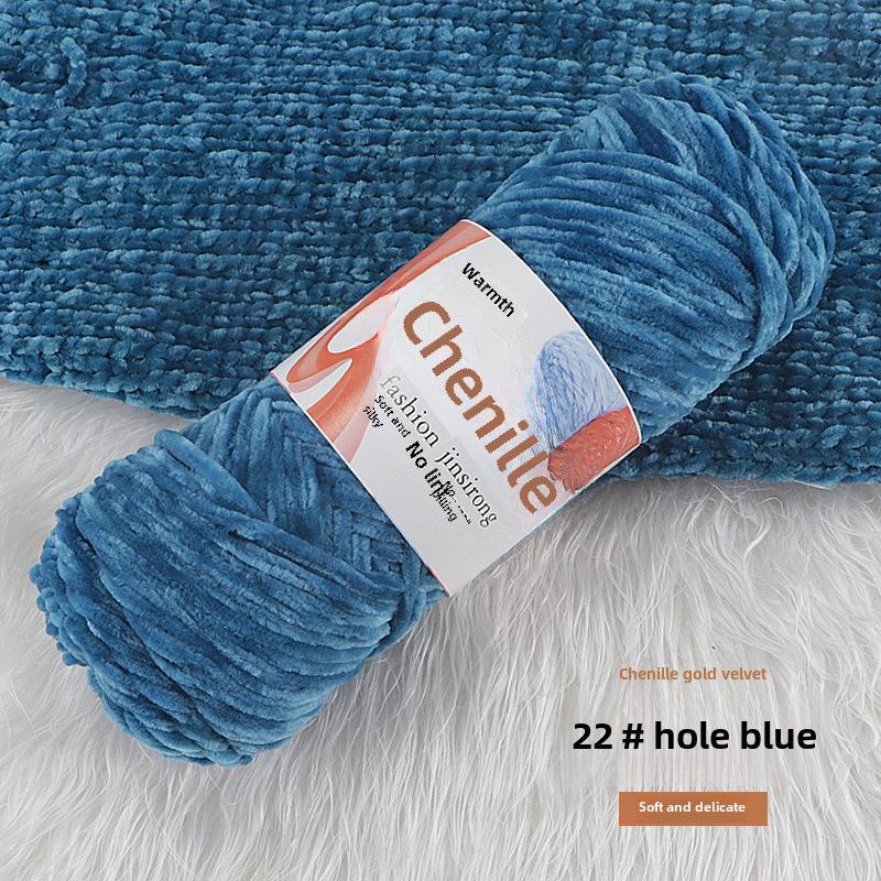 

Вязаный шарф, шапка, тапочки крючком из золотистого бархата синели, набор для самостоятельной работы из кукольной шерсти