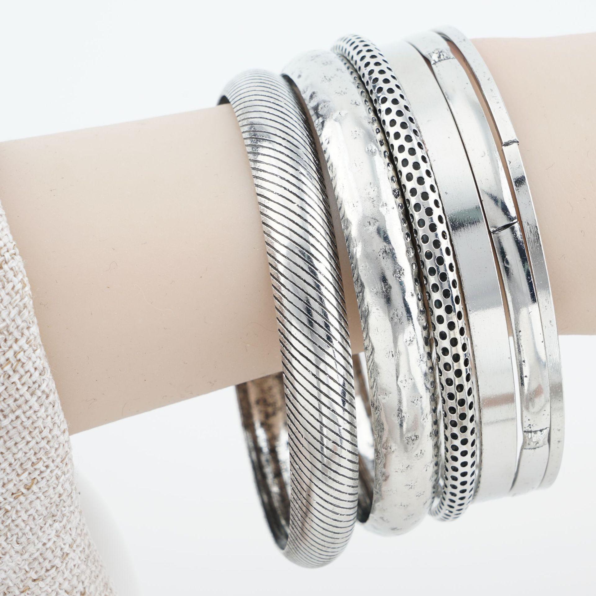 Stackable Hammered Brushed Silver Bracelet Set: Retro European-American Multi-textured Design серебряный