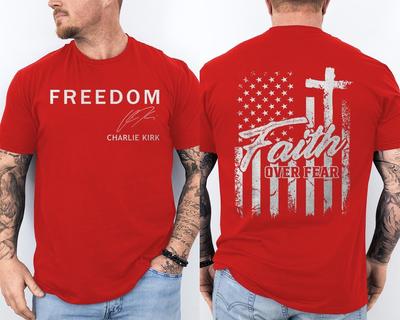 Charlie Kirk Gedenk-Doppelseitiges Freiheit Christlich USA Flagge Glaube Über Angst T-Shirt