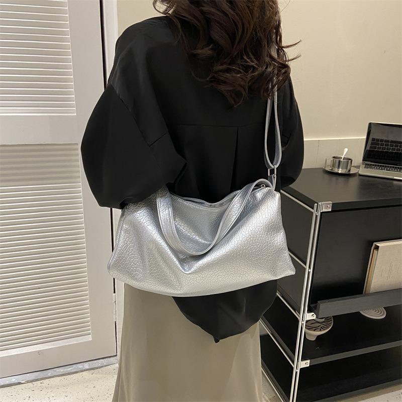 Large-capacity bag women's new summer versatile shoulder messenger bag is now popular textured commuter pillow bag