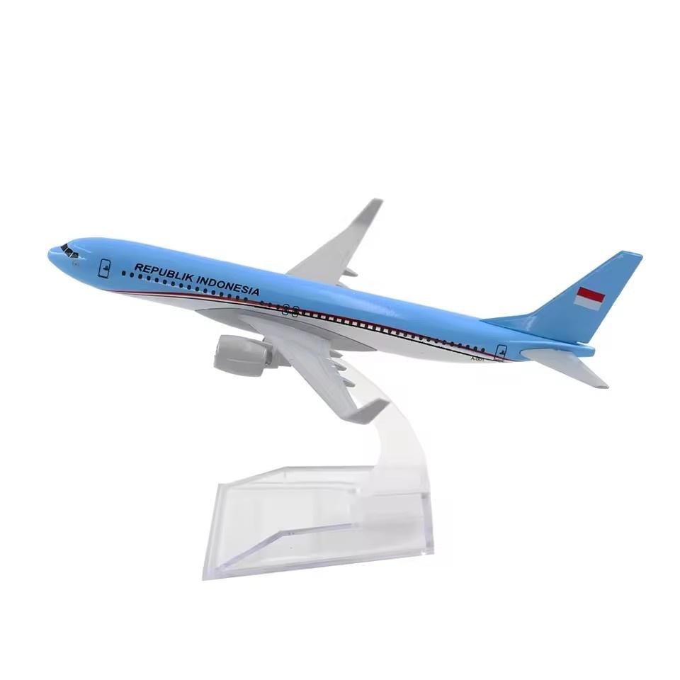 1/400 Scale 16cm Republik Indonesia Airways Alloy Aircraft Model B737 Metal Aircraft Model With Stand Simulation Static Airplane