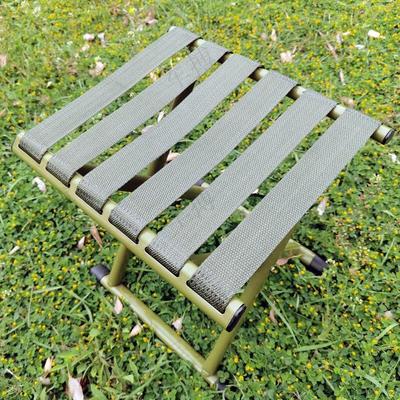 Großer tragbarer faltbarer verdickter Metallhocker für den Außenbereich, zum Angeln oder für Picknicks.