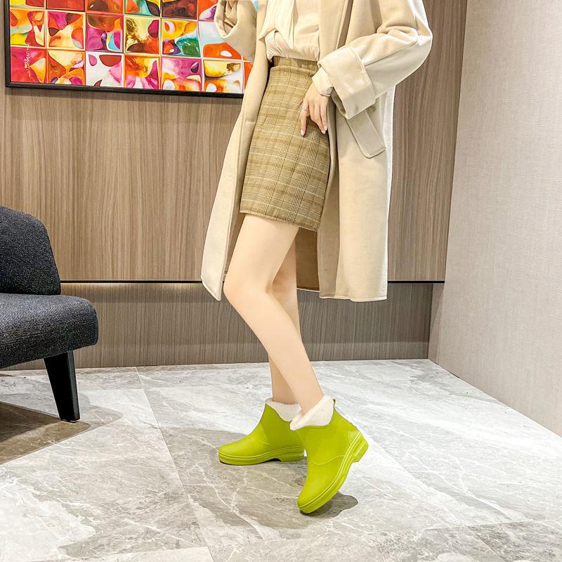 Modne buty przeciwdeszczowe damskie wodoodporne i antypoślizgowe buty do wody krótka cholewka gruba podeszwa gumowe buty odporne na zużycie ciepłe buty